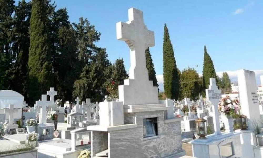 Δεν έχουν τον Θεό τους! Ξήλωσαν μάρμαρα από τάφο σε νεκροταφείο στην Κρήτη
